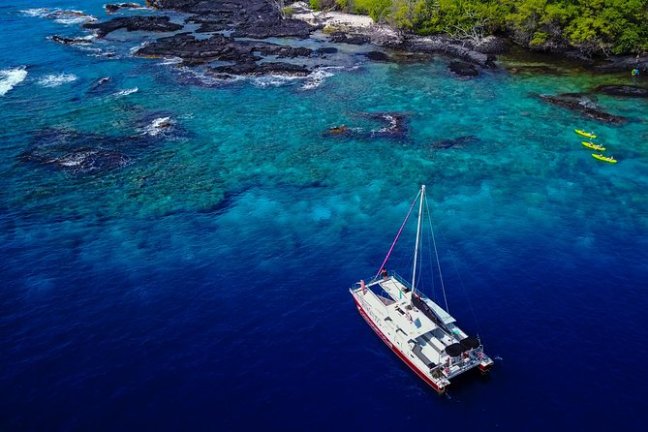 a small boat in a body of water